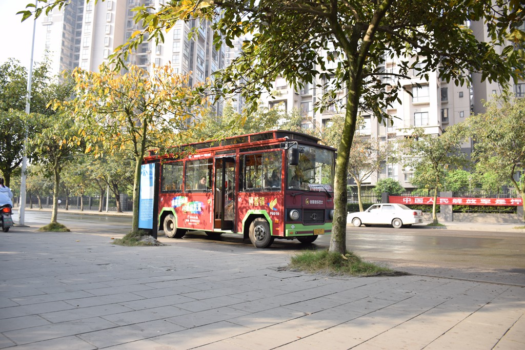 西华大学至郫都区菁蓉镇创业巴士顺利开通