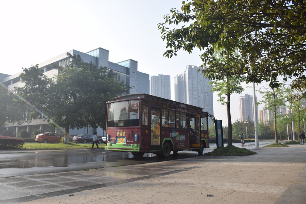 西华大学至郫都区菁蓉镇创业巴士顺利开通