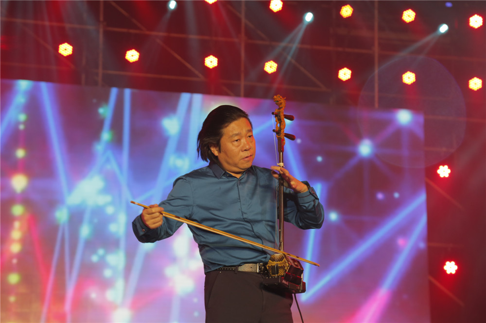 西华大学协办中国文联文艺志愿团"送欢乐 下基层"走进成都慰问演出活