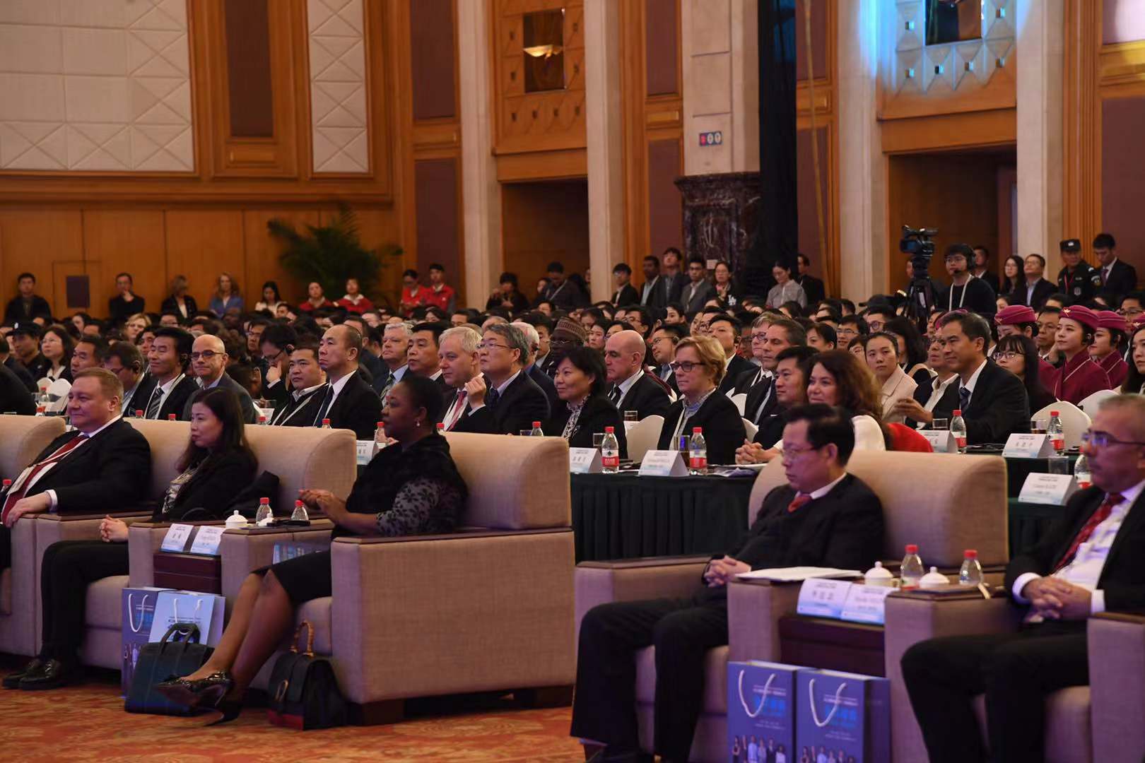 党委书记边慧敏代表学校在开幕式嘉宾席中就座